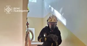 У Львові рятувальники вивели людей з задимленої квартири та врятували тварину