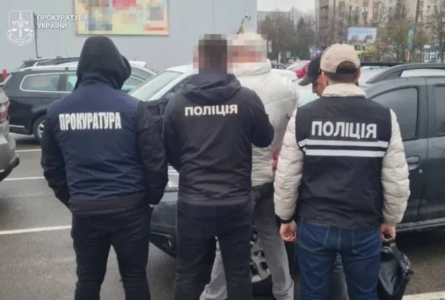 Ексдоцента львівського вишу судитимуть за організацію незаконного виїзду за кордон