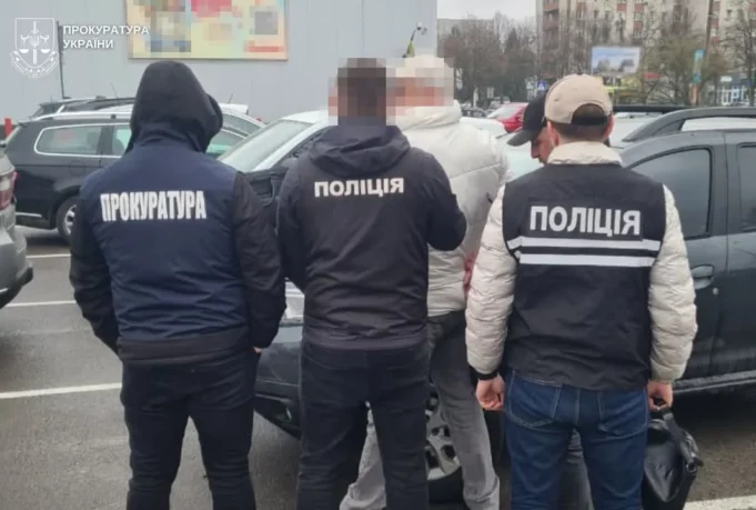 Ексдоцента львівського вишу судитимуть за організацію незаконного виїзду за кордон