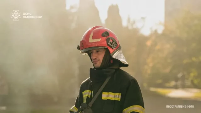 У Львові на вулиці Гашека загорілася квартира, постраждав чоловік