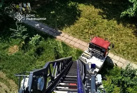 У Новояворівську рятувальники через балкон потрапили до квартири 80-річної жінки
