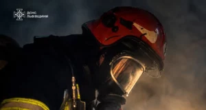 У Львові рятувальники вивели чоловіка з задимленої квартири на Науковій