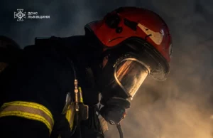 У Львові рятувальники вивели чоловіка з задимленої квартири на Науковій