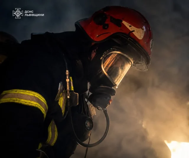 У Львові рятувальники вивели чоловіка з задимленої квартири на Науковій