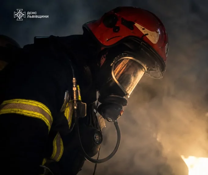 У Львові рятувальники вивели чоловіка з задимленої квартири на Науковій