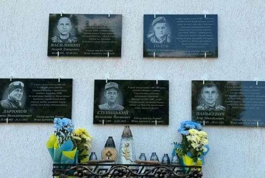 У Хирові відкрили меморіальні дошки полеглим захисникам-випускникам