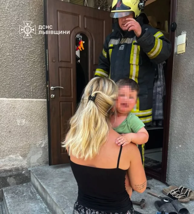 У Бібрці рятувальники допомогли матері потрапити до будинку, де зачинився однорічний хлопчик