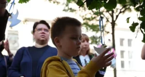 У Львові на площі Ангелів вшанували памʼять дітей, загиблих через війну