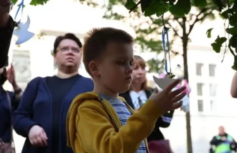 У Львові на площі Ангелів вшанували памʼять дітей, загиблих через війну