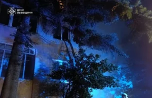 У Львові вогнеборці врятували чоловіка з балкона під час пожежі в багатоповерхівці