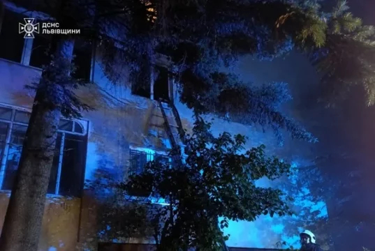 У Львові вогнеборці врятували чоловіка з балкона під час пожежі в багатоповерхівці