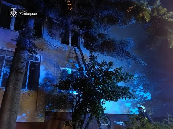 image У Львові вогнеборці врятували чоловіка з балкона під час пожежі в багатоповерхівці