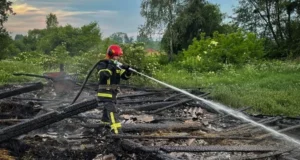 У Шептицькому районі загасили пожежу в господарській будівлі