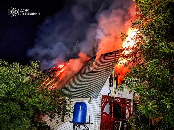 image У Шептицькому районі рятувальники не дали вогню знищити п’ять будівель