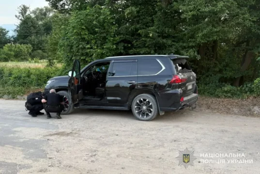 На Яворівщині затримали чоловіка, який обстріляв автомобіль Lexus