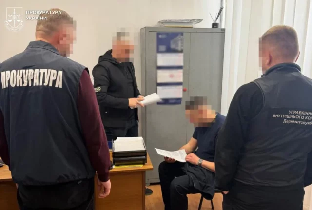На Львівщині судитимуть інспектора митниці за пропуск незадекларованої техніки