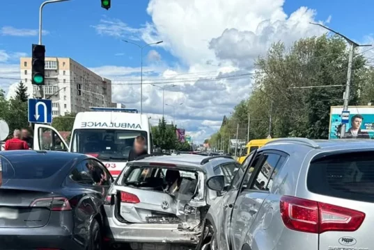 У Львові нетверезий водій спричинив масштабну ДТП на Стрийській: двоє травмованих