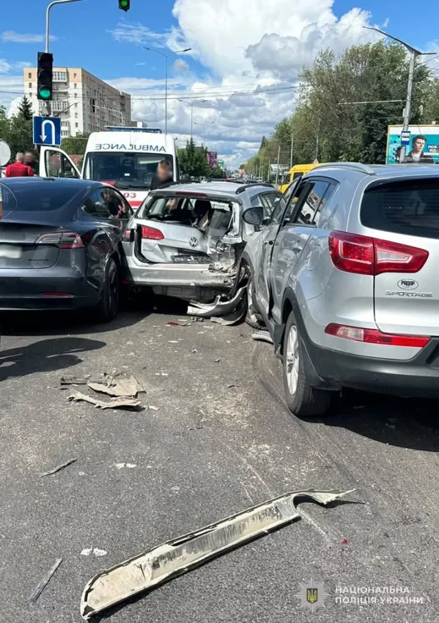 У Львові нетверезий водій спричинив масштабну ДТП на Стрийській: двоє травмованих