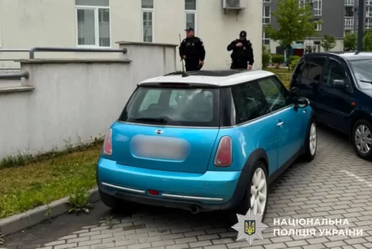 У Львові в автомобілі знайшли мертвого чоловіка з вогнепальним пораненням