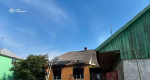 У Дулібах сусіди допомогли стримати пожежу в житловому будинку