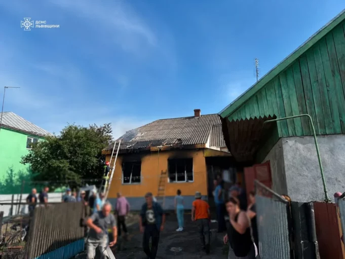 У Дулібах сусіди допомогли стримати пожежу в житловому будинку