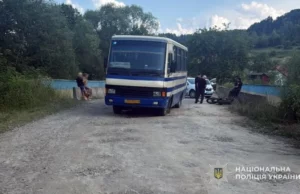 У селі Дрогобицького району мотоцикліст травмувався внаслідок зіткнення з автобусом У селі Дрогобицького району мотоцикліст травмувався внаслідок зіткнення з автобусом