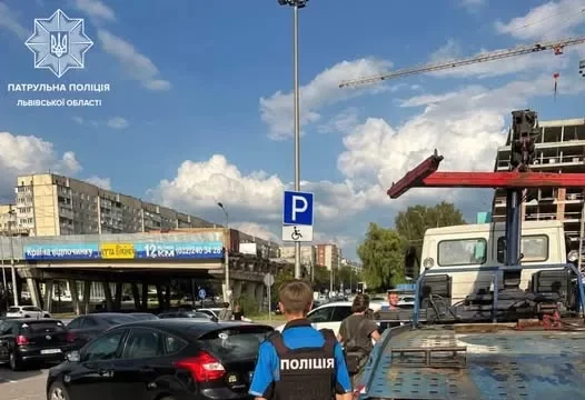 На Львівщині нагадали про штрафи за паркування на місцях для людей з інвалідністю
