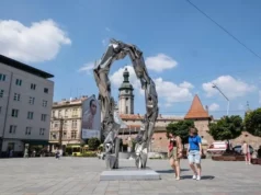 У Львові на площі Митній відкрили інсталяцію «Пройти через…» У Львові на площі Митній відкрили інсталяцію «Пройти через…»
