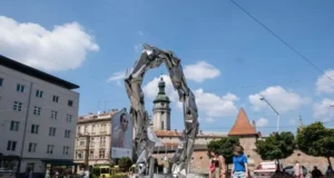 У Львові на площі Митній відкрили інсталяцію «Пройти через…»