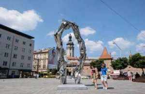 У Львові на площі Митній відкрили інсталяцію «Пройти через…»