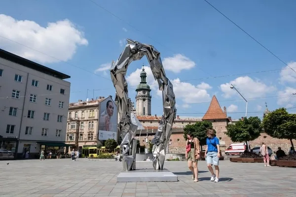 image У Львові на площі Митній відкрили інсталяцію «Пройти через…»