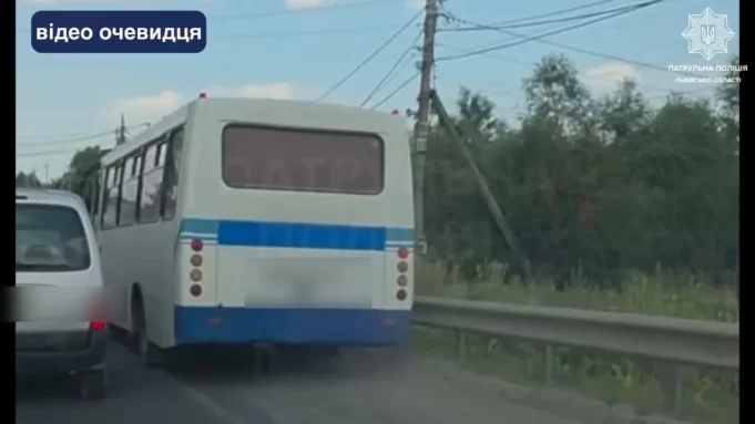 У Малехові водія маршрутки покарали за рух узбіччям