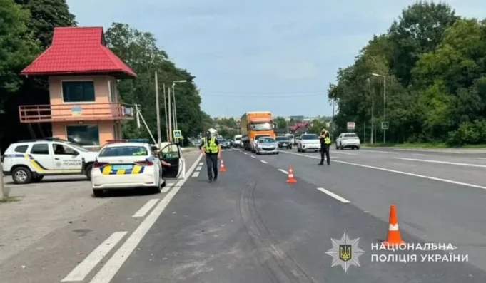 Поблизу Львова на трасі Львів–Шегині травмувався водій Skoda Fabia
