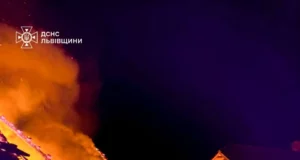 У селі Доброгостів під час пожежі літньої кухні врятували житловий будинок