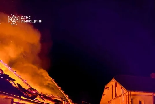 У селі Доброгостів під час пожежі літньої кухні врятували житловий будинок