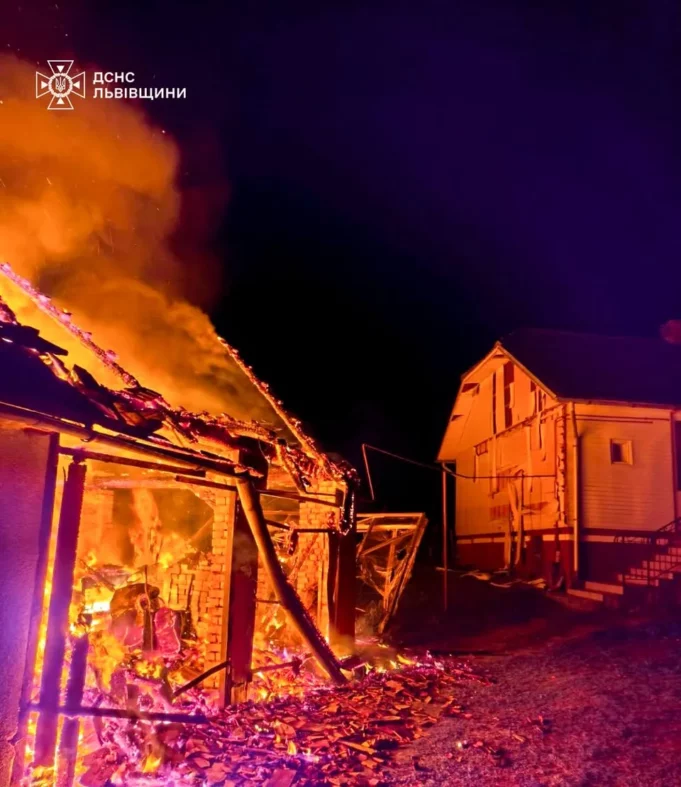 У селі Доброгостів під час пожежі літньої кухні врятували житловий будинок