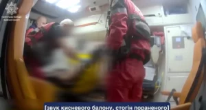 У Львові патрульні надали домедичну допомогу чоловікові з ножовим пораненням