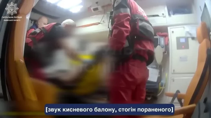 У Львові патрульні надали домедичну допомогу чоловікові з ножовим пораненням