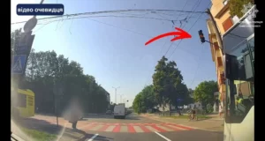 У Львові водій маршрутки проїхав на червоне світло світлофора