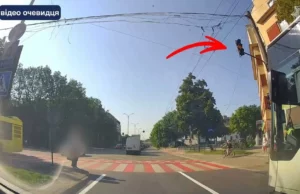 (Українська) У Львові водій маршрутки проїхав на червоне світло світлофора У Львові водій маршрутки проїхав на червоне світло світлофора