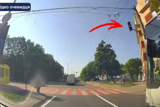 У Львові водій маршрутки проїхав на червоне світло світлофора