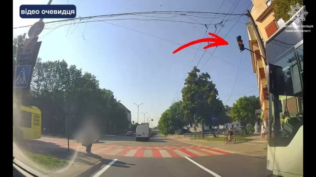 У Львові водій маршрутки проїхав на червоне світло світлофора