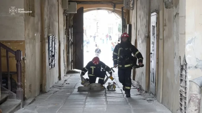 У центрі Львова загасили пожежу в підвалі житлового будинку
