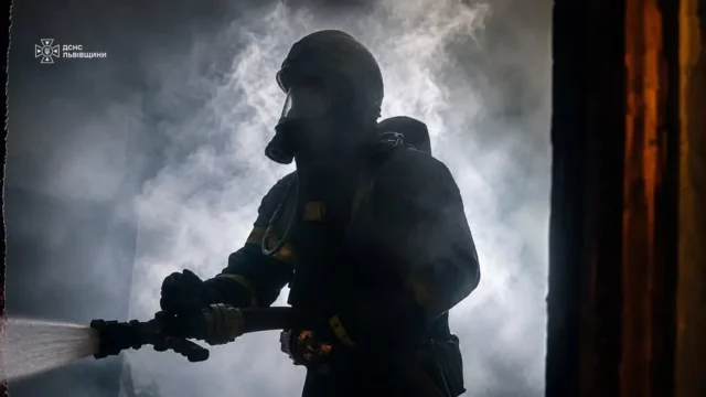 image У Золочеві під час пожежі в багатоповерхівці врятували жінку