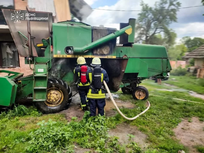 У селі Черневе на Яворівщині рятувальники загасили пожежу комбайна