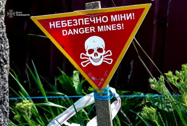 На Львівщині піротехніки ДСНС знищили два артснаряди часів Другої світової війни