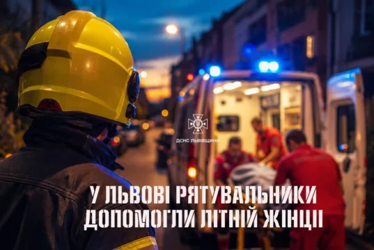 У Львові рятувальники через балкон потрапили до квартири та допомогли травмованій 84-річній жінці