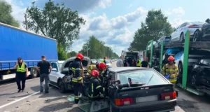 У Бартатові рятувальники деблокували двох людей з понівеченої LADA