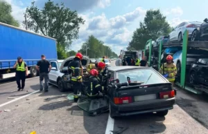 У Бартатові рятувальники деблокували двох людей з понівеченої LADA