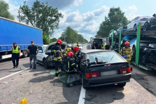 У Бартатові рятувальники деблокували двох людей з понівеченої LADA